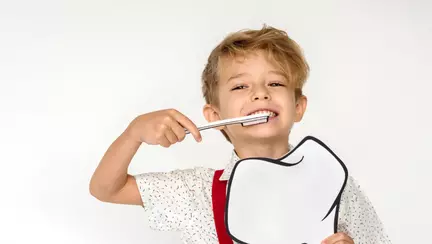 Vizita la dentist prin ochii copilului: cum o faci mai simplă și mai plăcută