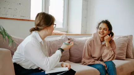 Cum îi ajută terapia pe copii și adolescenți să-și înțeleagă emoțiile și reacțiile