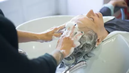 Cum acționează un șampon împotriva căderii părului?