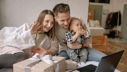 Investiții inteligente pentru proaspeții părinți: cum să reduci costurile lunare fără să schimbi stilul de viață