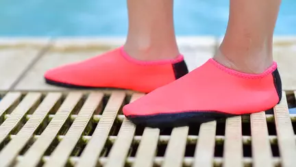 Papucii de apă pentru piscină: Cum alegi cele mai bune modele pentru confort de lungă durată