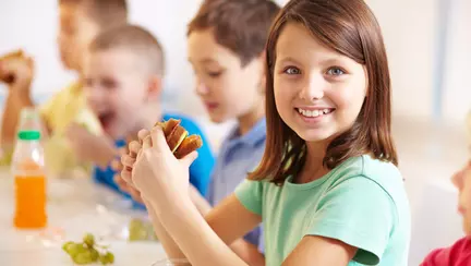 Nutriție pediatrică pe grupe de vârstă: ce se schimbă între 1–3 ani, 4–6 ani și 7–12 ani?