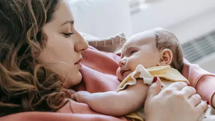 Mama care lipsește din poze: cum revii în fotografiile de familie ale copilului tău