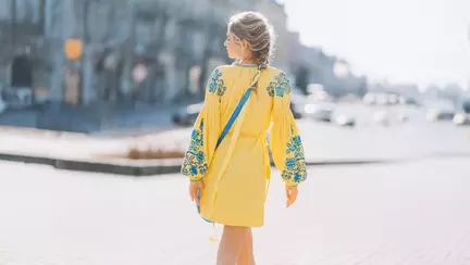 Cum asortezi accesoriile la o rochie galbenă? 7 recomandări