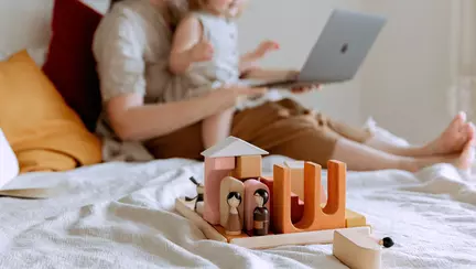 MacBook-ul familiei: greșelile care îi scurtează viața și ce faci când se strică totuși