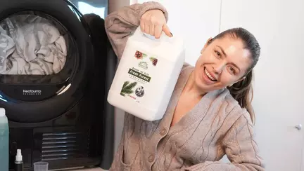 Detergentul certificat UFI cu bicarbonat și enzime profesionale, cu parfum persistent: soluția mamicilor pentru rufele familiei