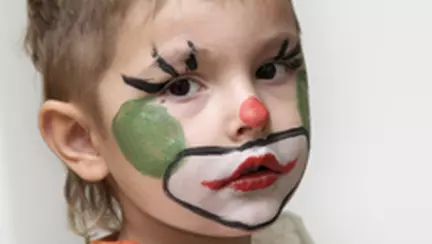 Cine se ascunde sub masca?