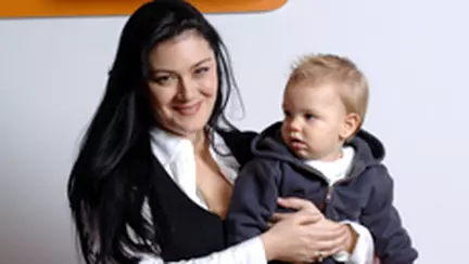 "Mami, cand ajungi acasa?"