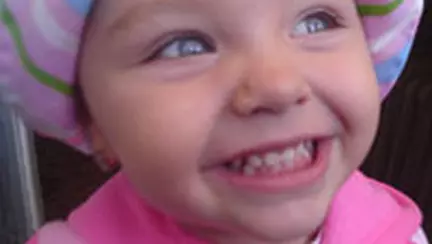 Ii place sa ii fac manichiura...