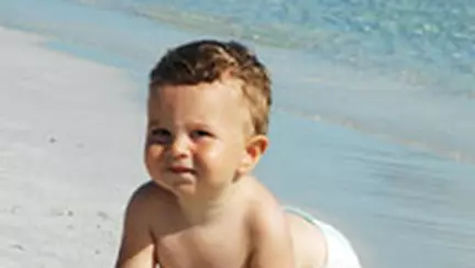 Cu bebelusul la plaja