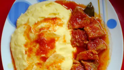 Pulpa de porc sos rosu si piure de cartofi
