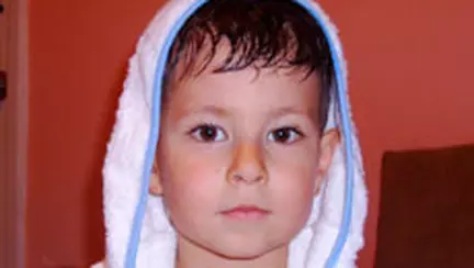 Pipi pe un alt baietel