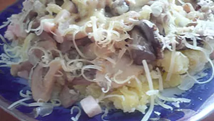 Cartofi copti cu sunca si ciuperci