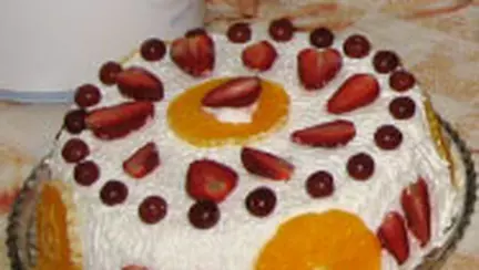 Tort cu fructe si frisca