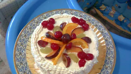 Tort cu frisca si fructe