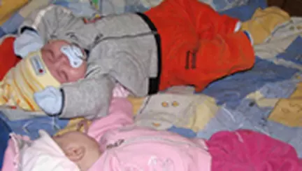 O fetita si un baiat