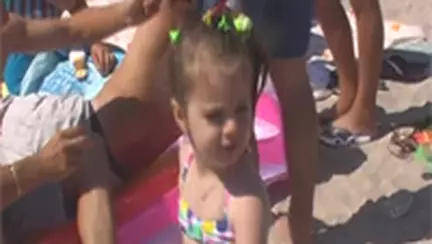 Missy, dans pe plaja in costum de baie