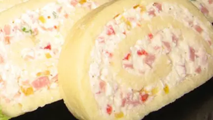 Rulada de cascaval cu branza si sunca