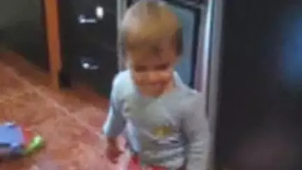 Tudor danseaza hip-hop