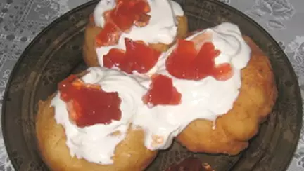 Papanasi cu smatana si dulceata