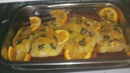 Pui cu carnati si sos de portocale