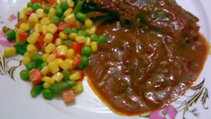 Peste cu sos si garnitura de legume