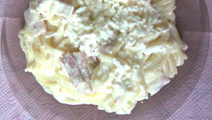 Spaghetti cu sunca, mozzarella si smantana