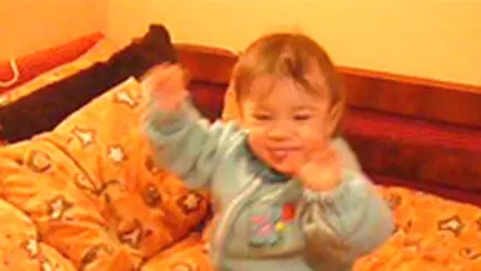 Ies singura din patut