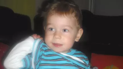 Andrei isi strange singur jucariile