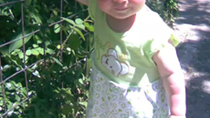 Andreea mananca singura