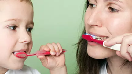 Mos Nicolae vine la copiii cu dinti sanatosi