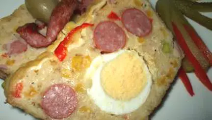 Chec cu cascaval, cabanos si oua