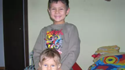 Baietelul meu a invatat sa daruiasca