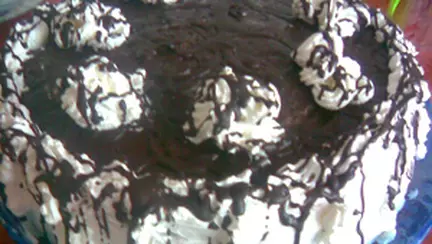 Tort de frisca cu glazura de ciocolata