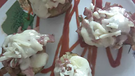 Cartofi copti, cu sunca si cascaval