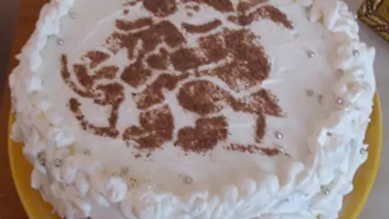 Tort cu umplutura de capsune si frisca