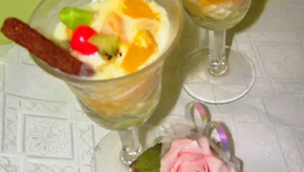 Fructe cu crema de vanilie si frisca Hulala