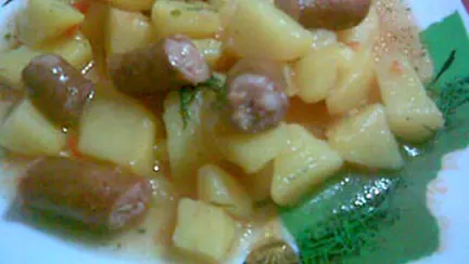 Mancare de cartofi cu carnati afumati