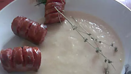 Fasole batuta cu carnati