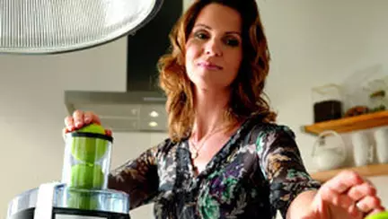 Sanatate intr-un pahar cu storcatoarele de fructe de la Philips