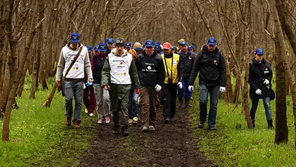 Peste 800 de voluntari au participat la campionatul de plantare din Tara lui Andrei de la Buzau