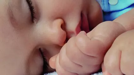 Aptamil. Inspirat de laptele matern, creat de specialisti in nutritia sugarilor