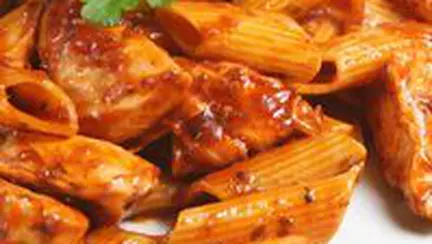 Paste cu unt si sos de rosii