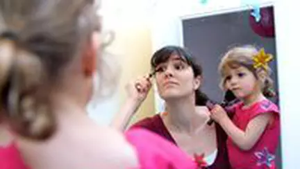 Secretele mamei ocupate - machiajul fetei in doar trei minute