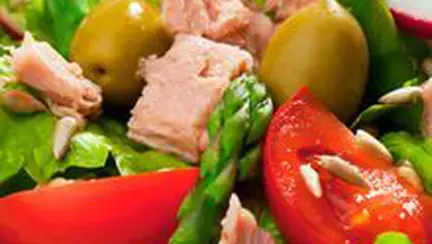 Salata de ton cu masline si busuioc