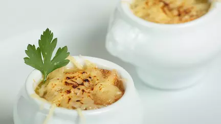 Supă de ceapă cu sărățele