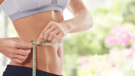 Cum să îți subțiezi talia vizibil cu ajutorul unui preparat simplu din hrean și lămâie! Scapi de un centimetru pe zi