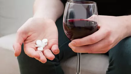 De ce nu e bine să amesteci alcoolul cu medicamentele