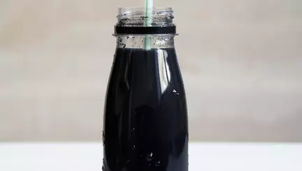 Băutura neagră care îți detoxifiază organismul imediat. Conține un ingredient secret