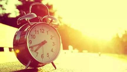 Ora de vară 2026. În weekend, România dă ceasurile înainte cu o oră